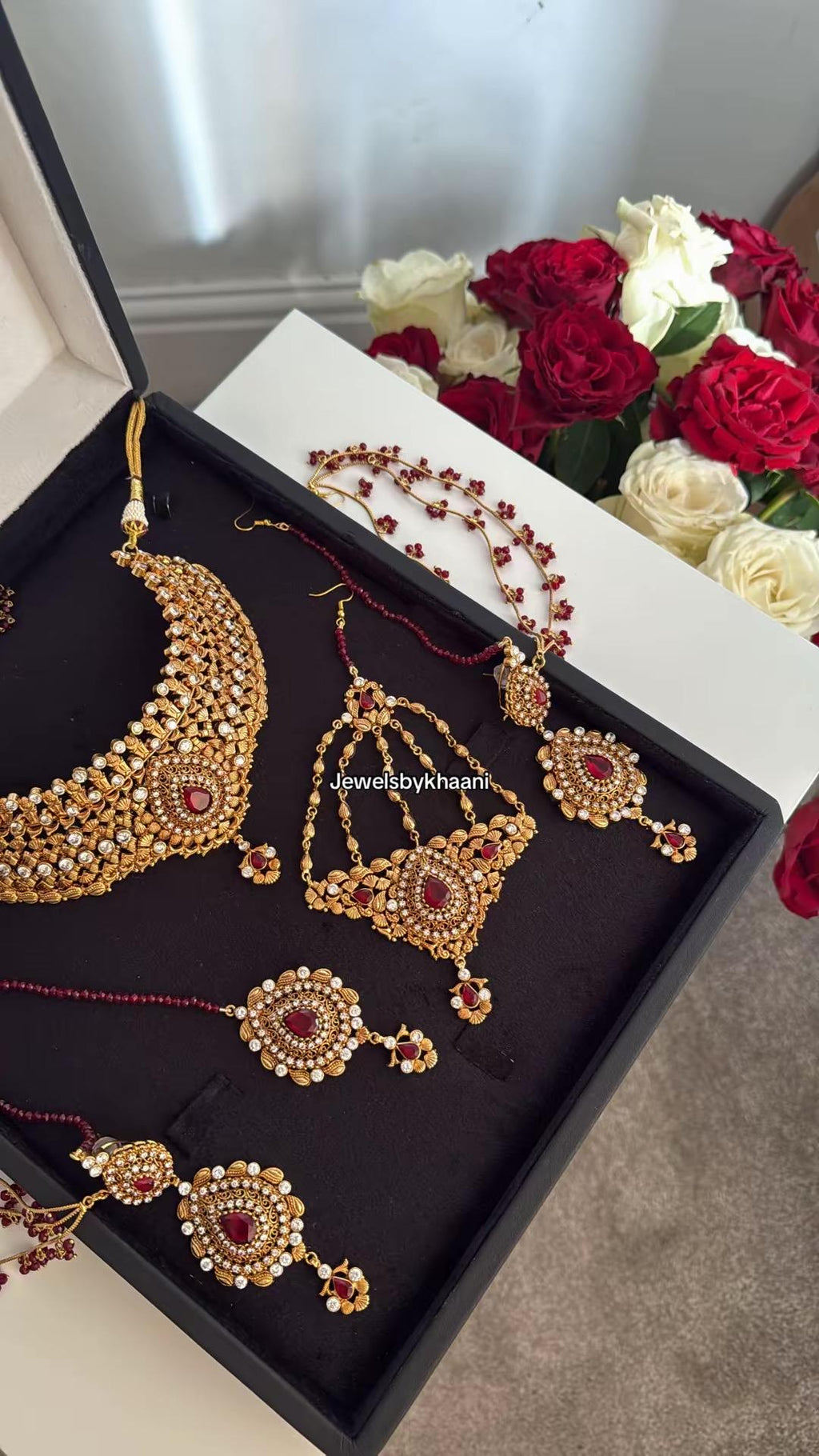 24k Gold plated 4pcs  bride Indian/Pakistani Bridal Choker Jewelry Set for Wedding (Necklace, Maang Tikka, Jhumka Earrings, Jhoomar)