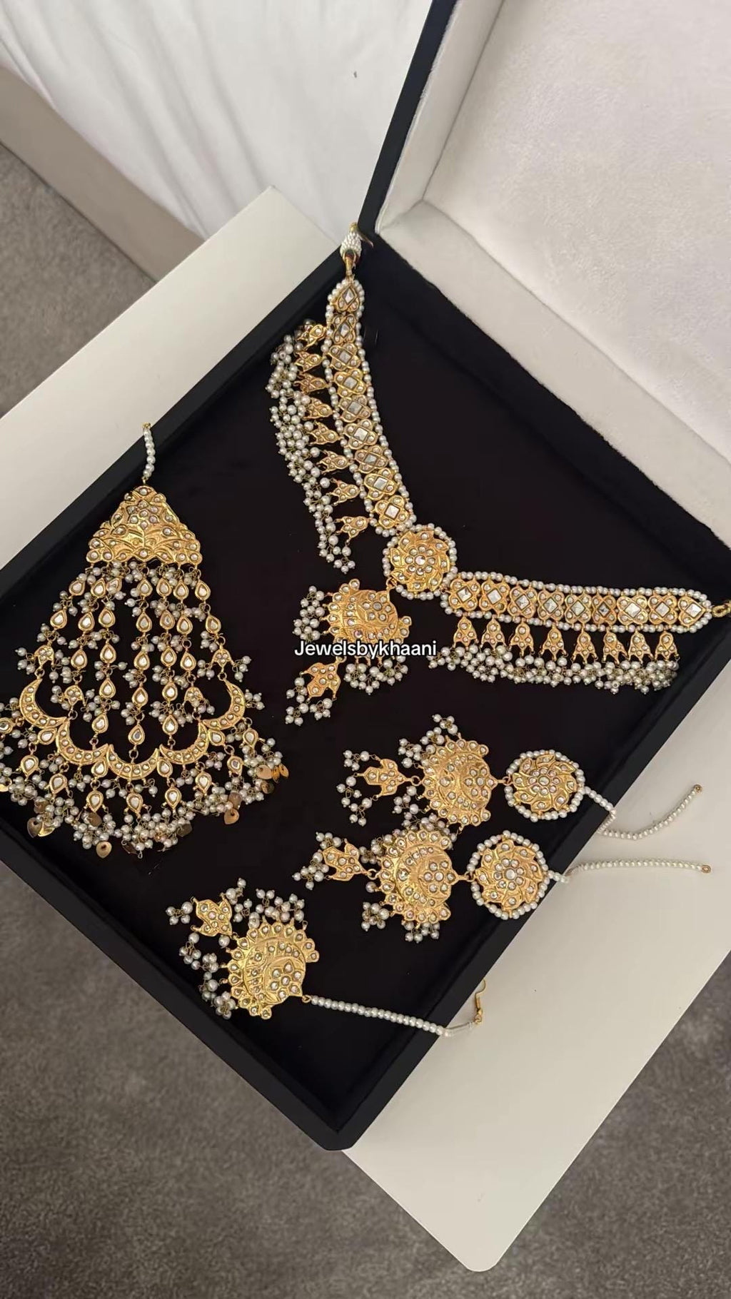 24k Gold plated 5pcs  bride Indian/Pakistani Kundan Bridal Choker Jewelry Set for Wedding (Necklace, Maang Tikka, Jhumka Earrings, Jhoomar)